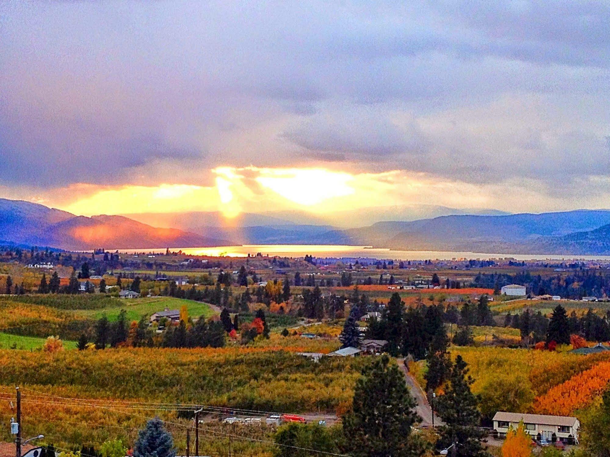 Acker Vacation Rentals Kelowna Exterior foto