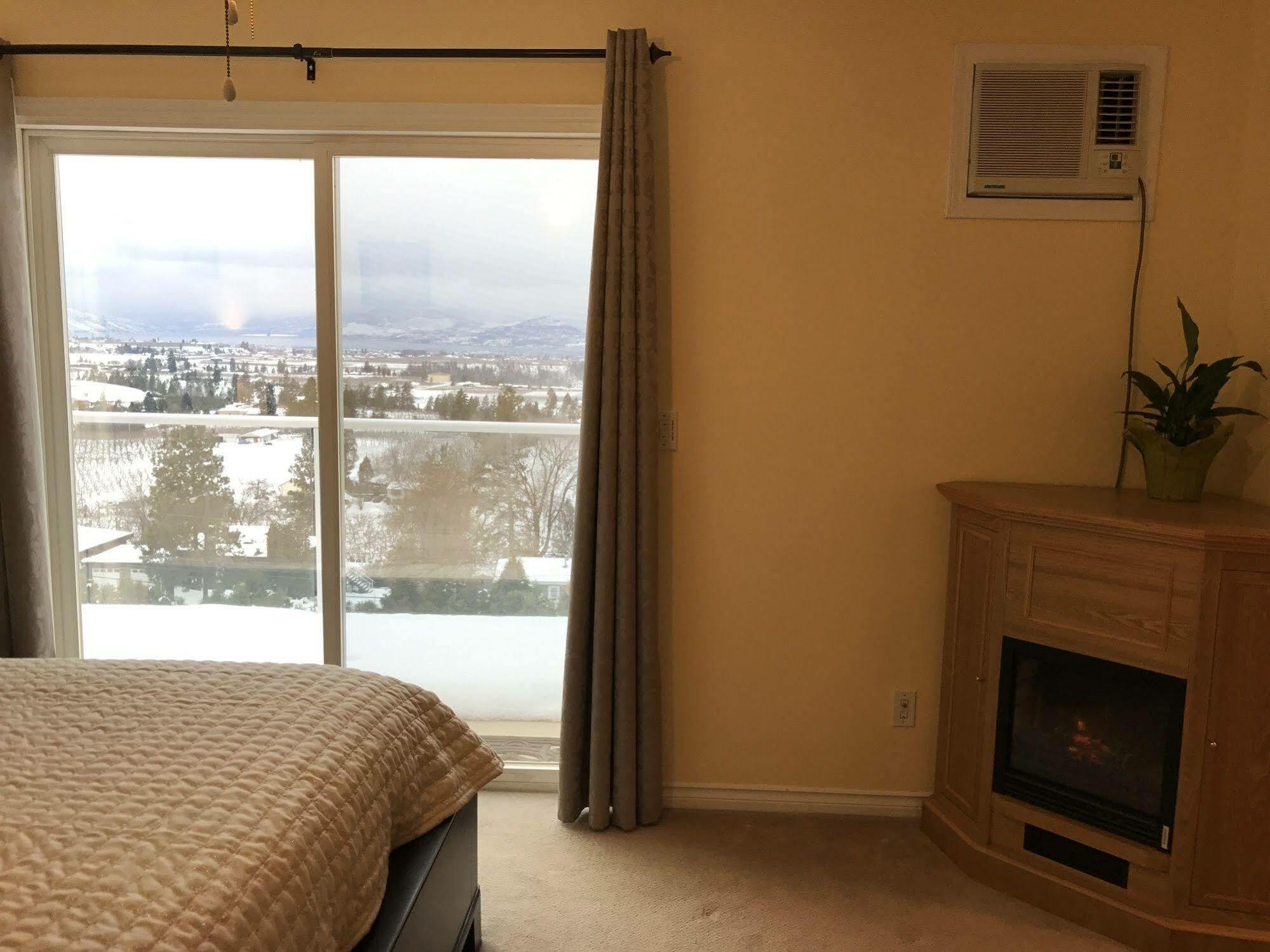 Acker Vacation Rentals Kelowna Exterior foto
